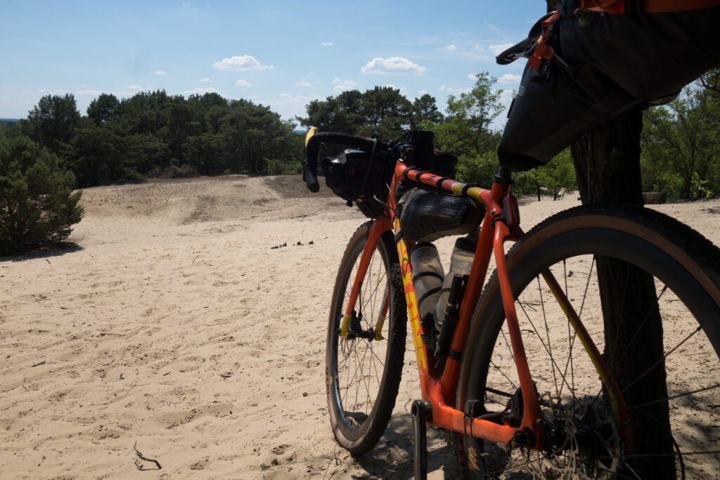 Gravelbike auf sandigem Untergrund in Brandenburg