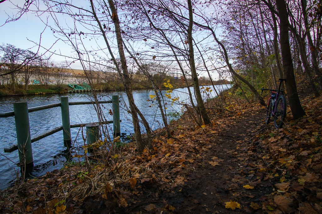 Funkfeuer und Radarturm in der Landschaft