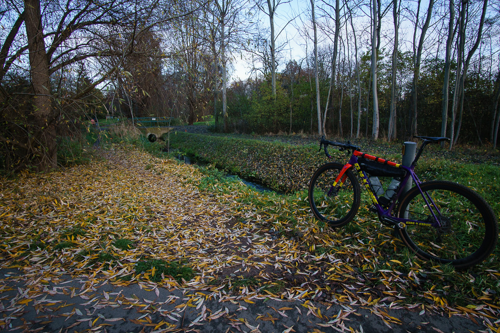 Schotterweg parallel zum Flughafenzaun