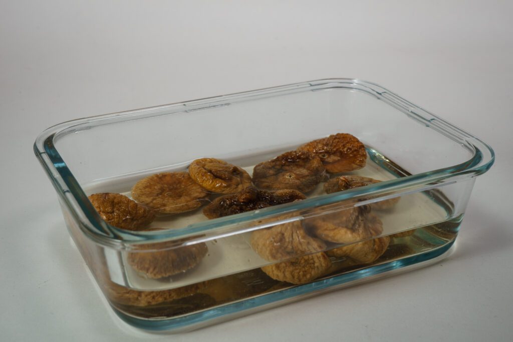 Energiebällchen aus Datteln, Hafer und Mandeln frisch gewälzt in Sesam und Kokos