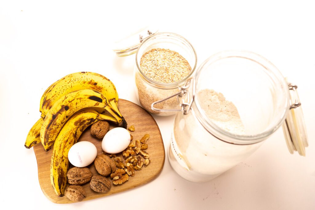 Frisch gebackenes Bananenbrot als Radsportverpflegung, angeschnitten und portionierbar