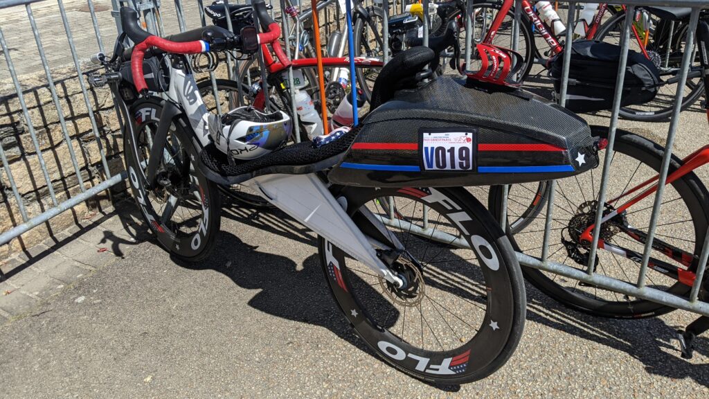 Verschiedene Fahrradtypen beim Start von Paris–Brest–Paris