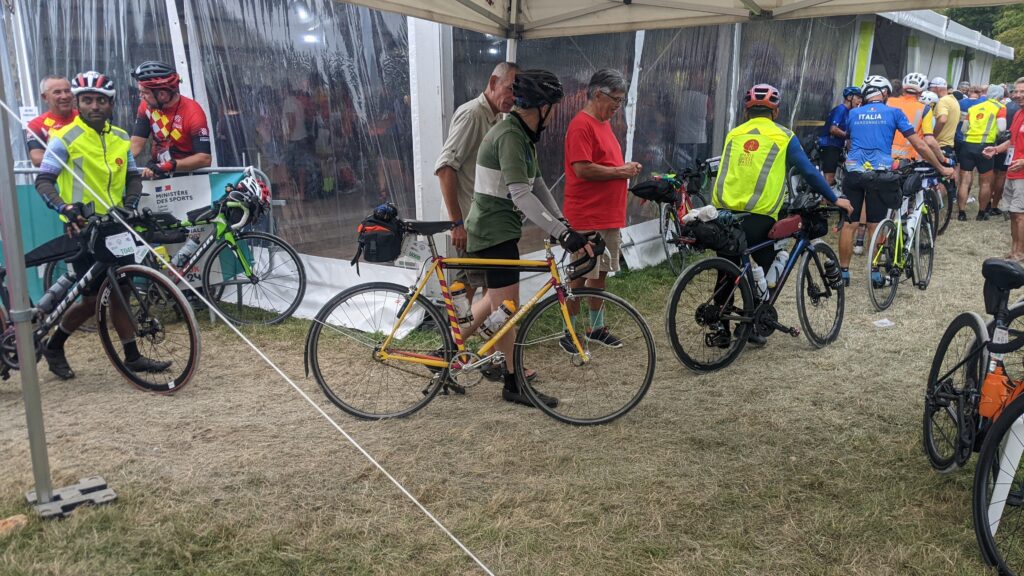 Klassisches Stahl-Randonneur-Rad bei Paris–Brest–Paris