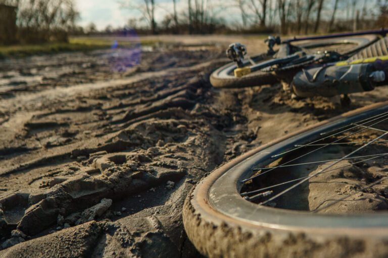 Much Matsch: Schlammbildung und Gravelbiking während des Frost-Tau-Zyklus