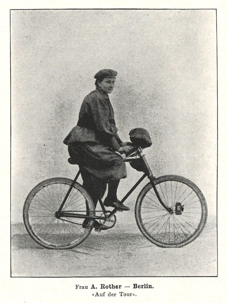 Amalie Rother auf der Tour, Berlin um 1897 — historische Fotografie der Pionierin des Berliner Damenradfahrens