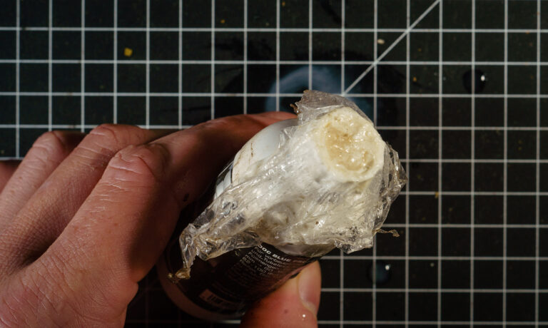 Bikehack: Tubeless Sealant-Flaschen wiederbefüllen – mit Hilfe von Frischhaltefolie